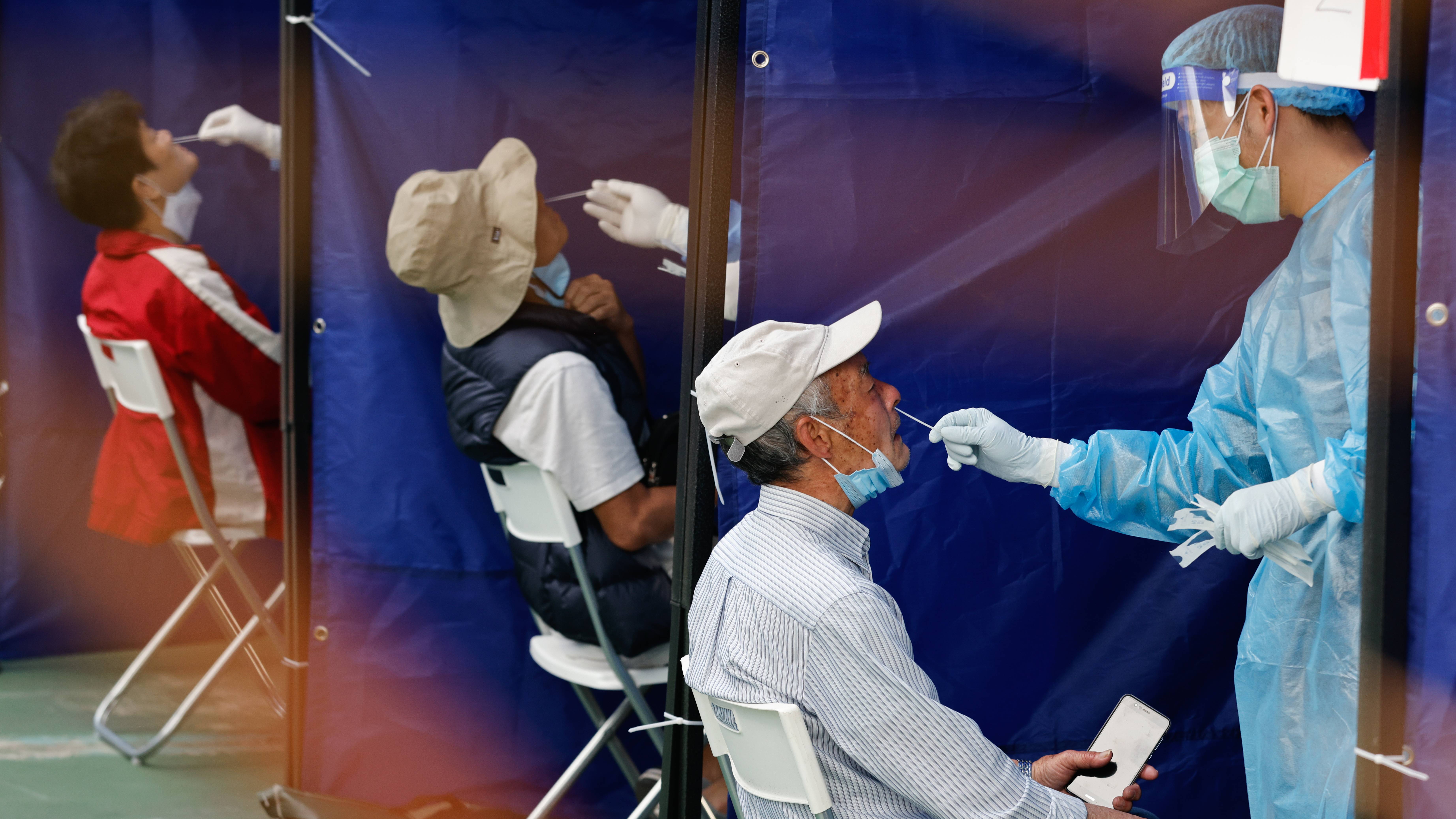 強制檢測｜突擊覆檢屯門龍門居第13座　揭17人違強檢令