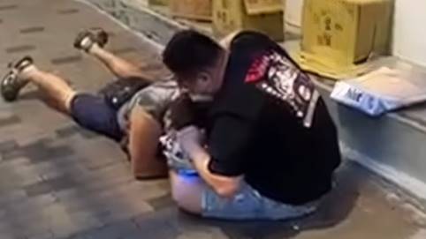 foodpanda外賣員與超市經理街頭激戰　叉頸鉸剪腳壓地