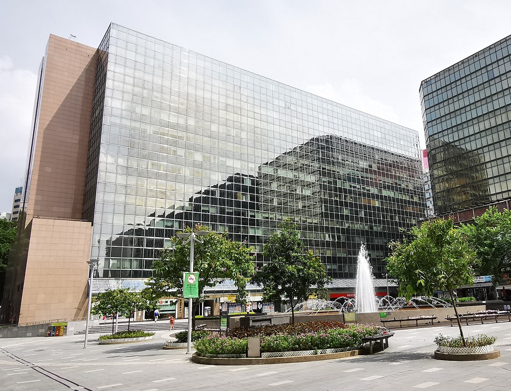 受惠東鐵線過海段開通等利好消息，尖東區甲廈租務市場近月交投氣氛轉活躍，新近尖東東海商業中心高層逾5,000方呎單位放租，意向月租約21萬元。