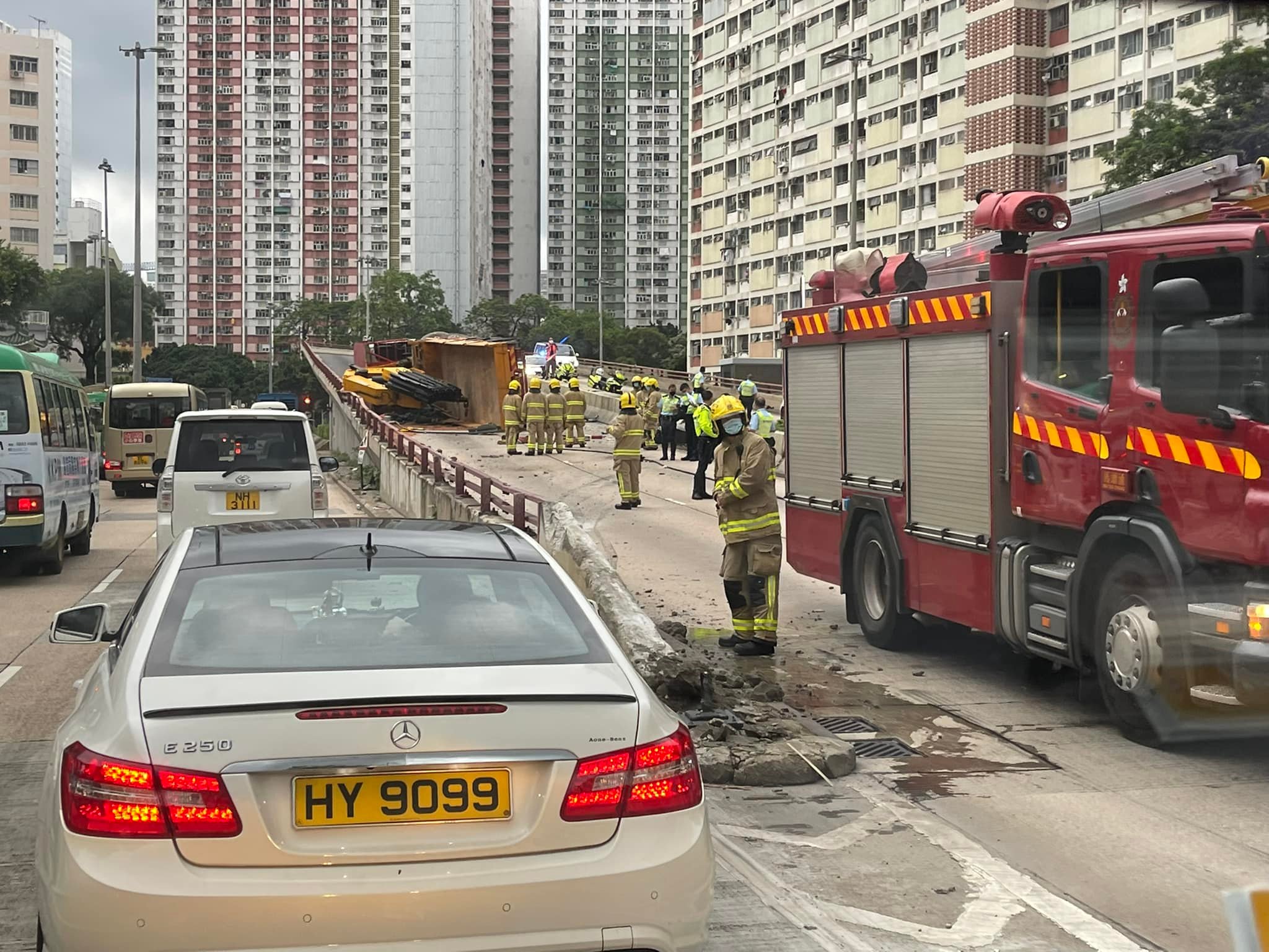 吊臂車在龍翔道近彩虹邨翻側，往觀塘方向全線封閉。(馬路的事(即時交通資訊區)@FB)