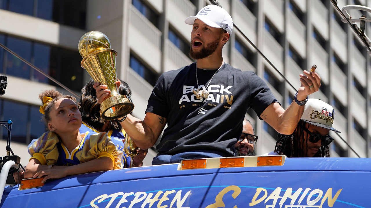 勇士勝利巡遊  居里：適時登顛峰