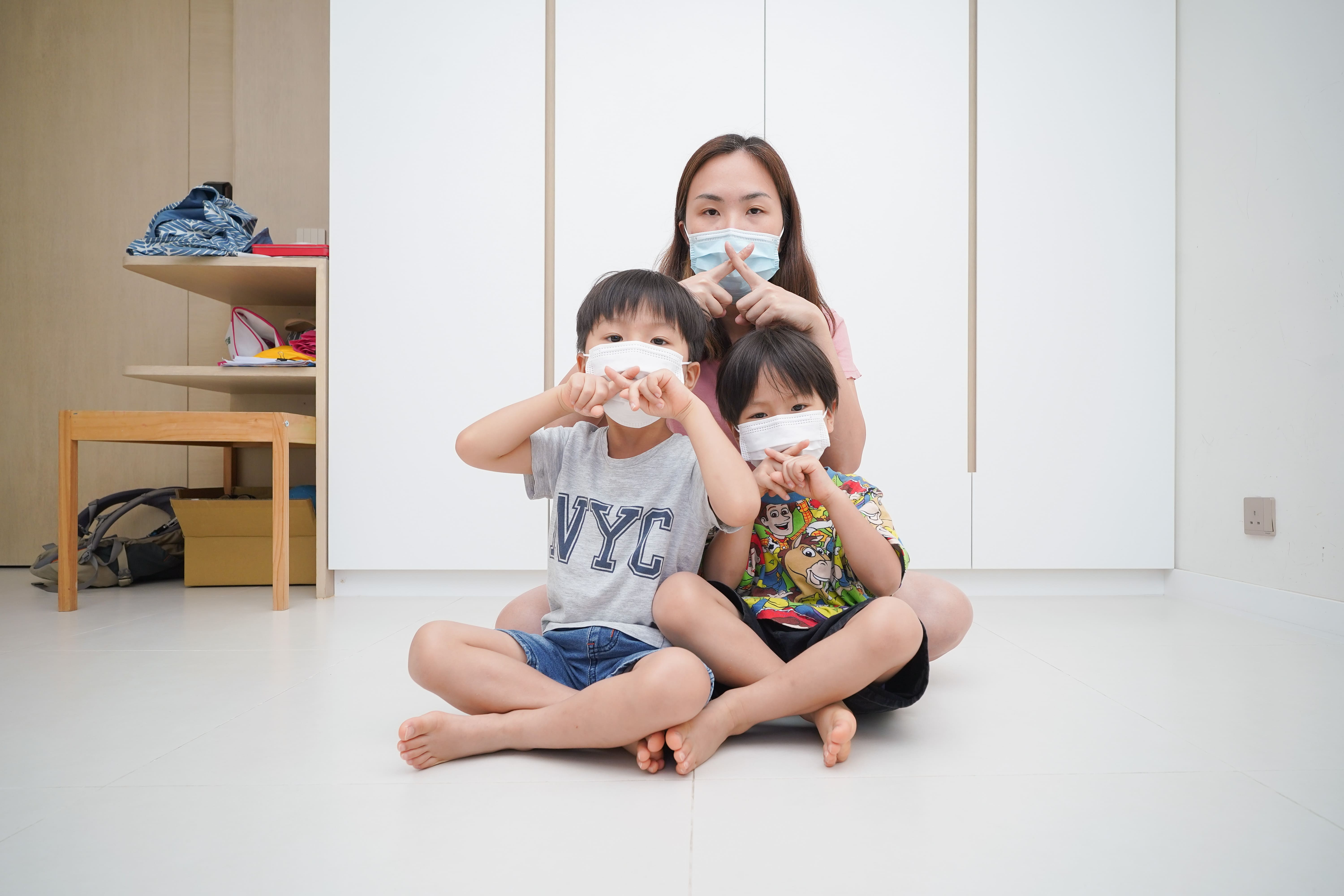 家長長期帶口罩，有機會對小朋友成長造成不同方面的身心健康挑戰。