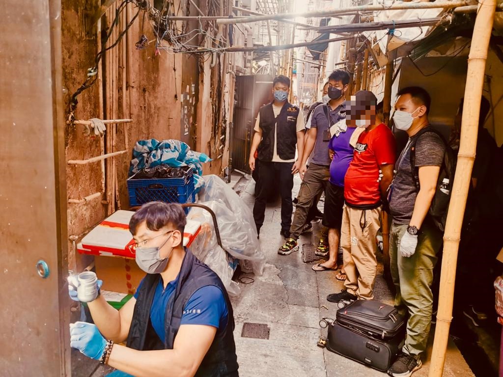 警深水埗搗私煙倉售賣點 拘3非華裔男檢市值530萬私煙