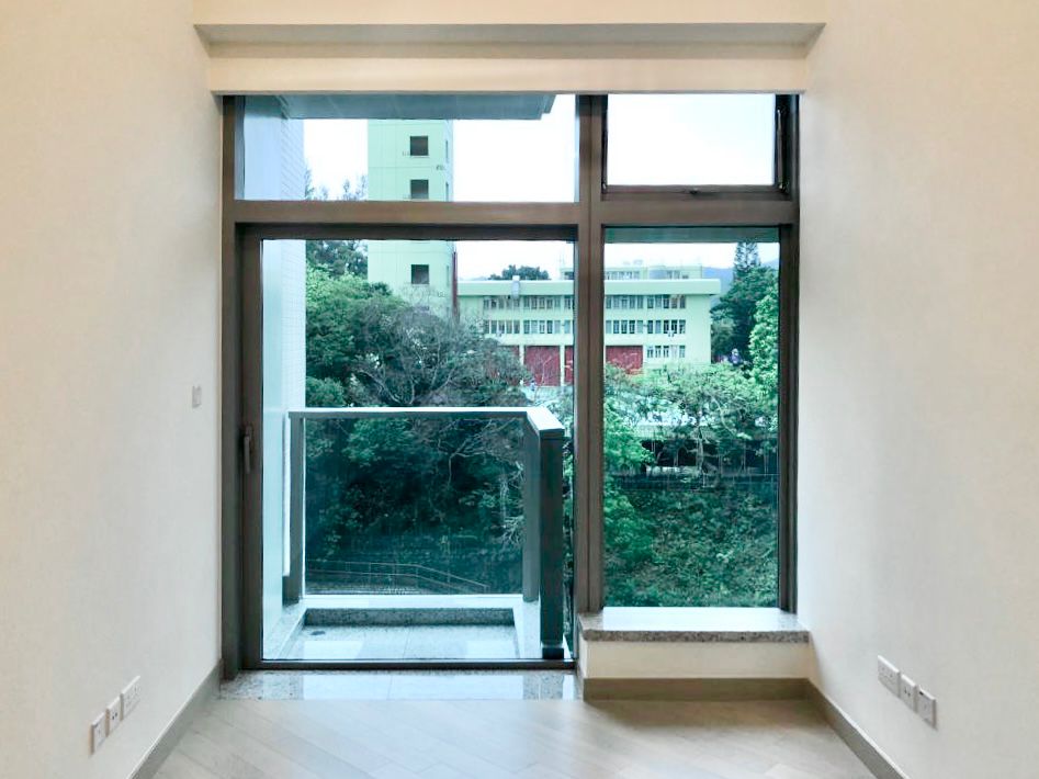 單位附有小露台，窗外是翠綠園景。（代理提供相片）