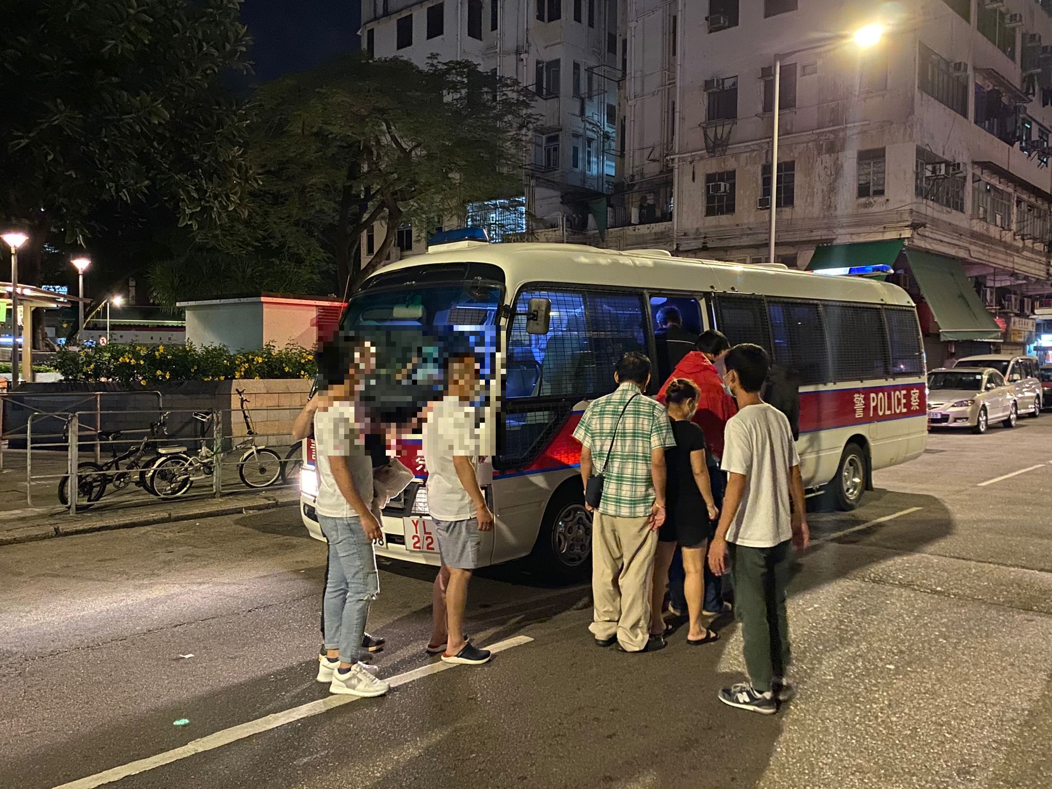 警元朗搗百家樂賭檔拘24人 檢啤牌現金籌碼