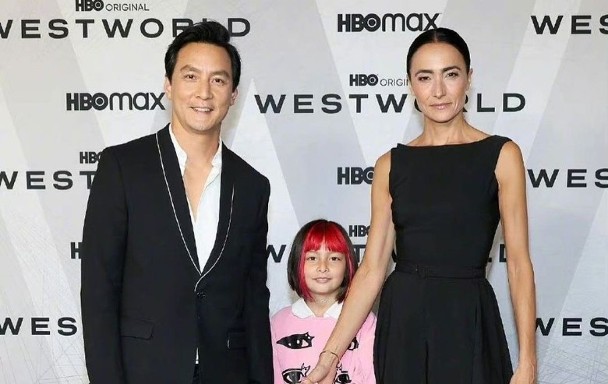 吳彥祖帶愛妻與寶貝女出席《西部世界》的紐約首映禮。