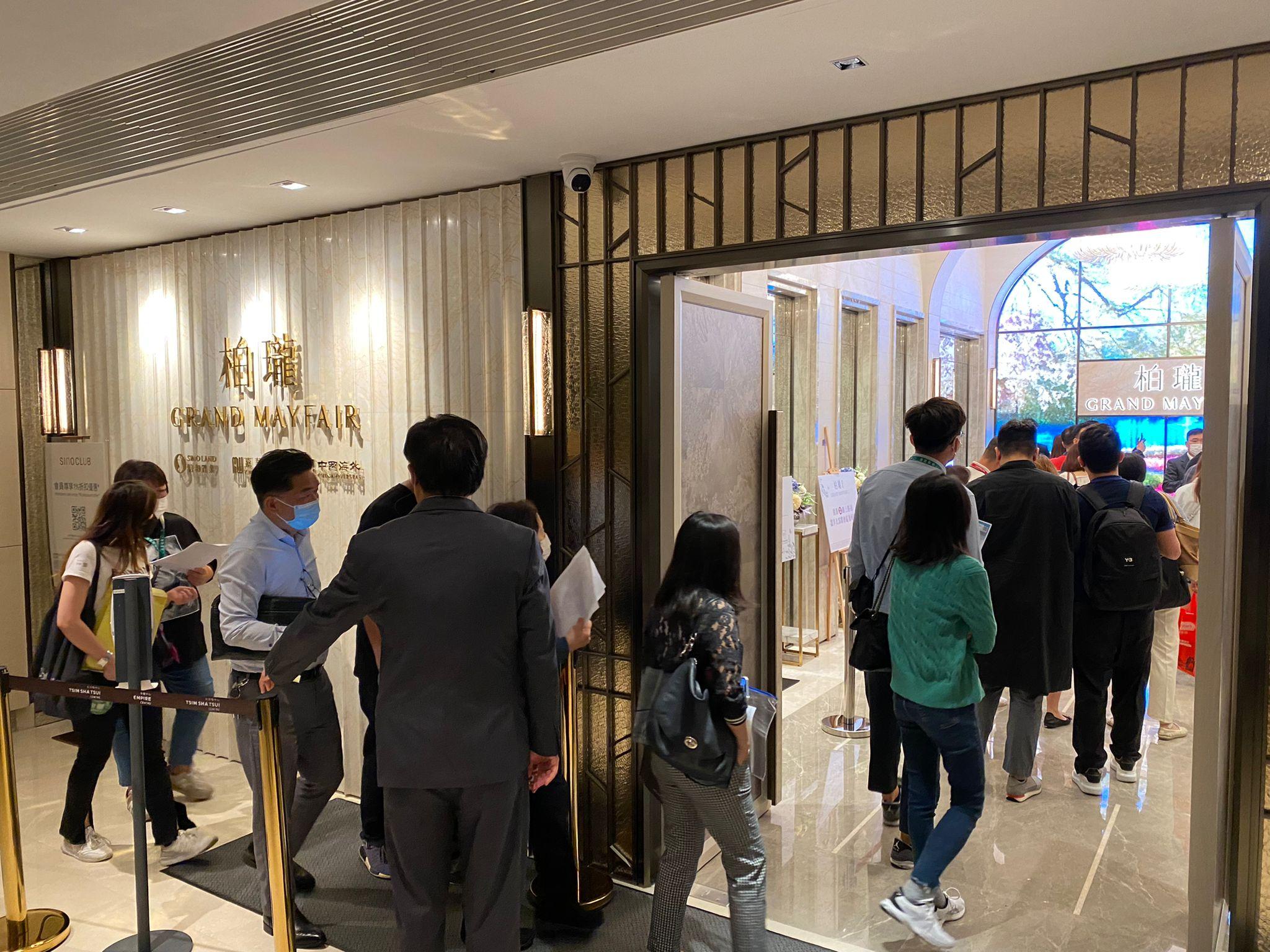 6月份一手私人住宅買賣合約登記暫錄751宗，總值82.1億元，預期整月約錄1,300宗及140億元，連續兩個月企穩1,000宗以上水平。(圖錦上路站柏瓏項目售樓情況，資料圖片)