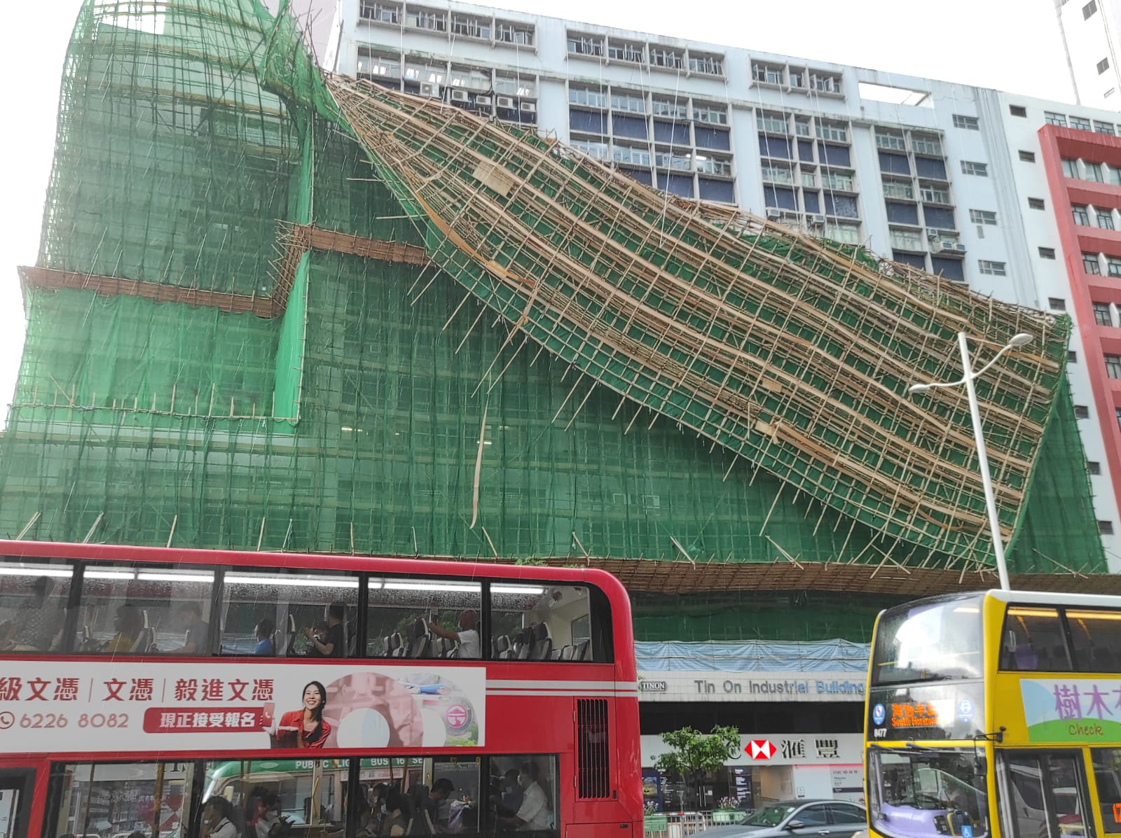 長沙灣工廈受強風吹襲　外牆棚架倒塌