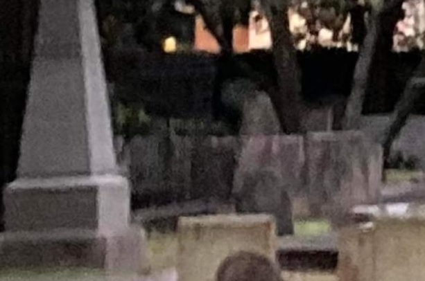 Cassie Alexis Lahn早前拍下一個白影於教堂墓前彎身的照片。(互聯網)