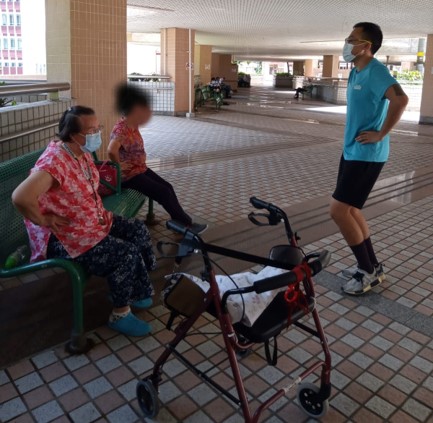 同工陪伴腰背痛患者在公園做運動