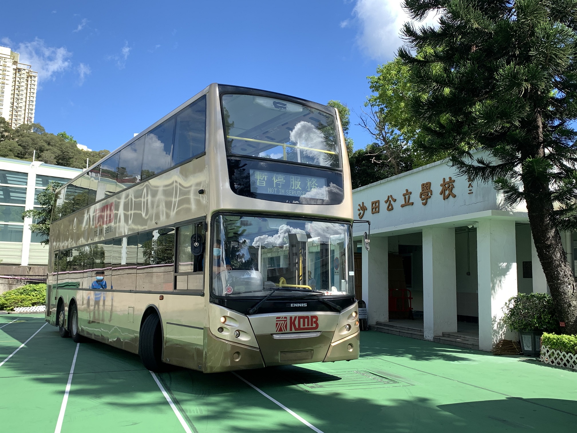 九巴在六月下旬向沙田公立學校捐贈退役巴士，校方計劃改裝成閱讀推廣空間。