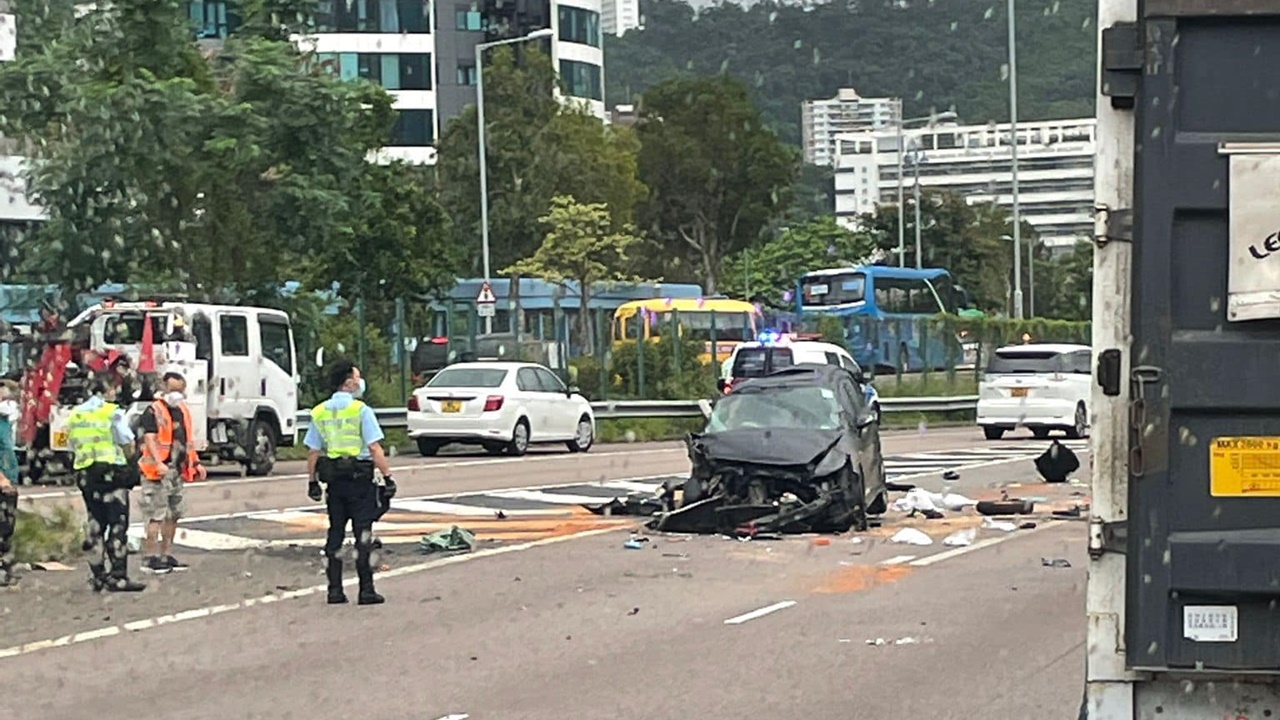 吐露港與貨車相撞，私家車司機輕傷。(馬路的事討論區)