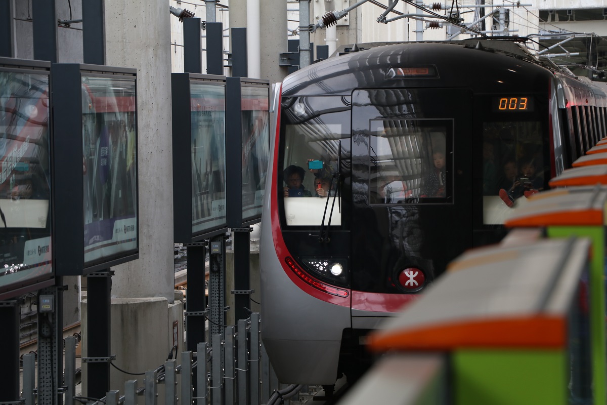南港島綫今年5月底發生列車「飛站」事故。(資料圖片／鍾式明攝)