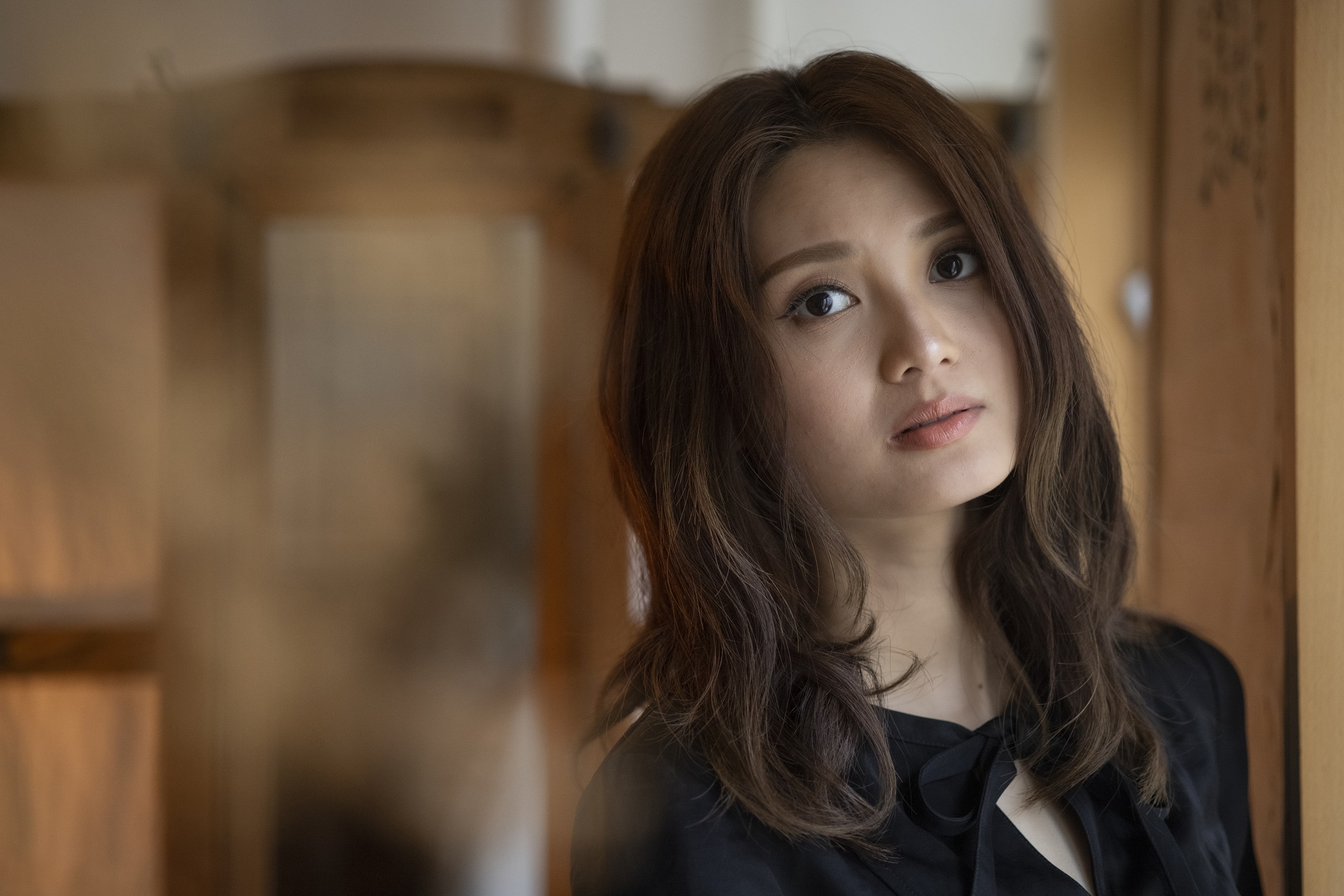 黃妍靠羅家英支晾衫竹吹漲個波    面對世界「痛吻」拒逆來順受