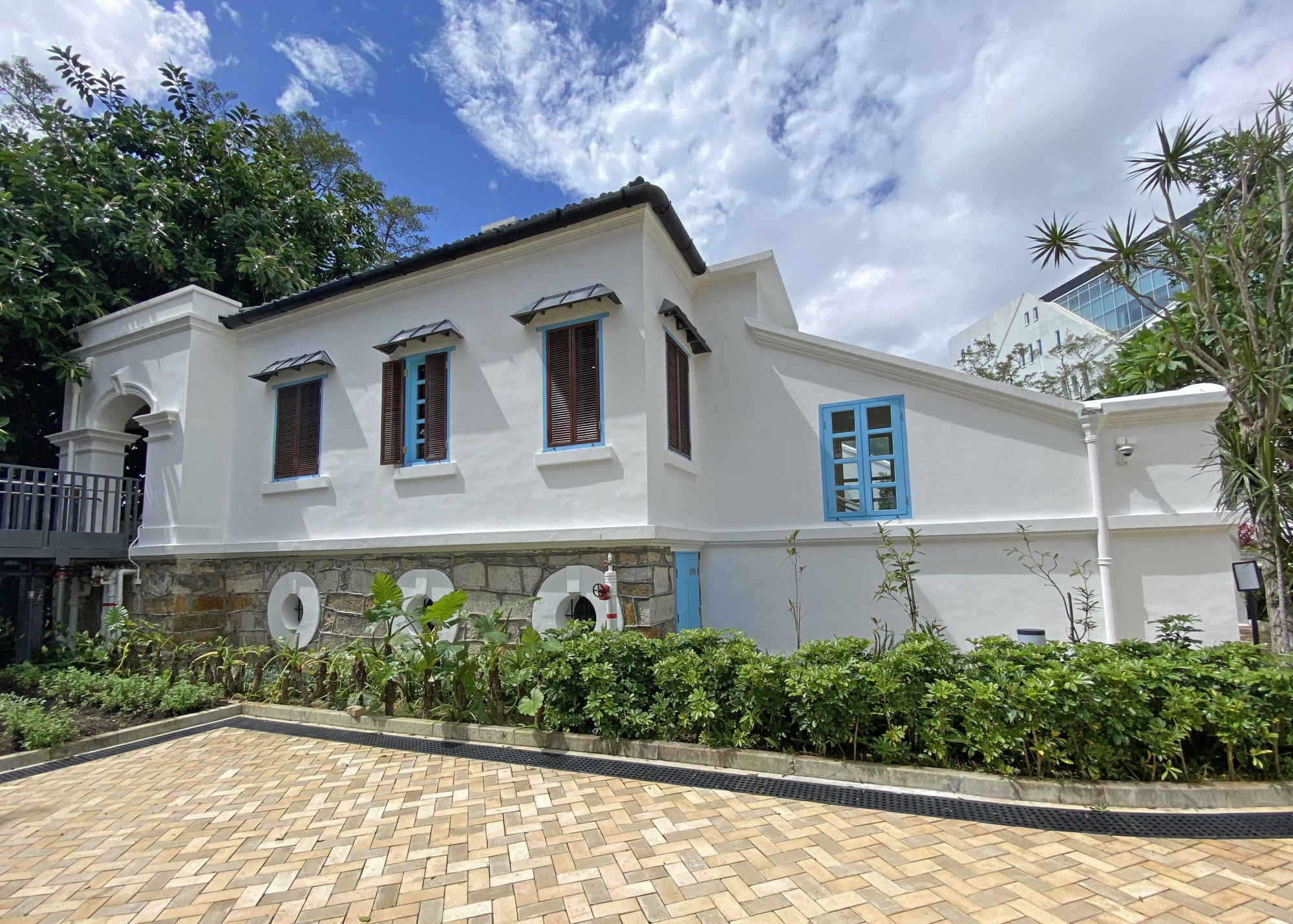 薄鳧林牧場前身為舊牛奶公司高級職員宿舍，由主樓、傭工宿舍和車庫組成。現已開始試行營運。