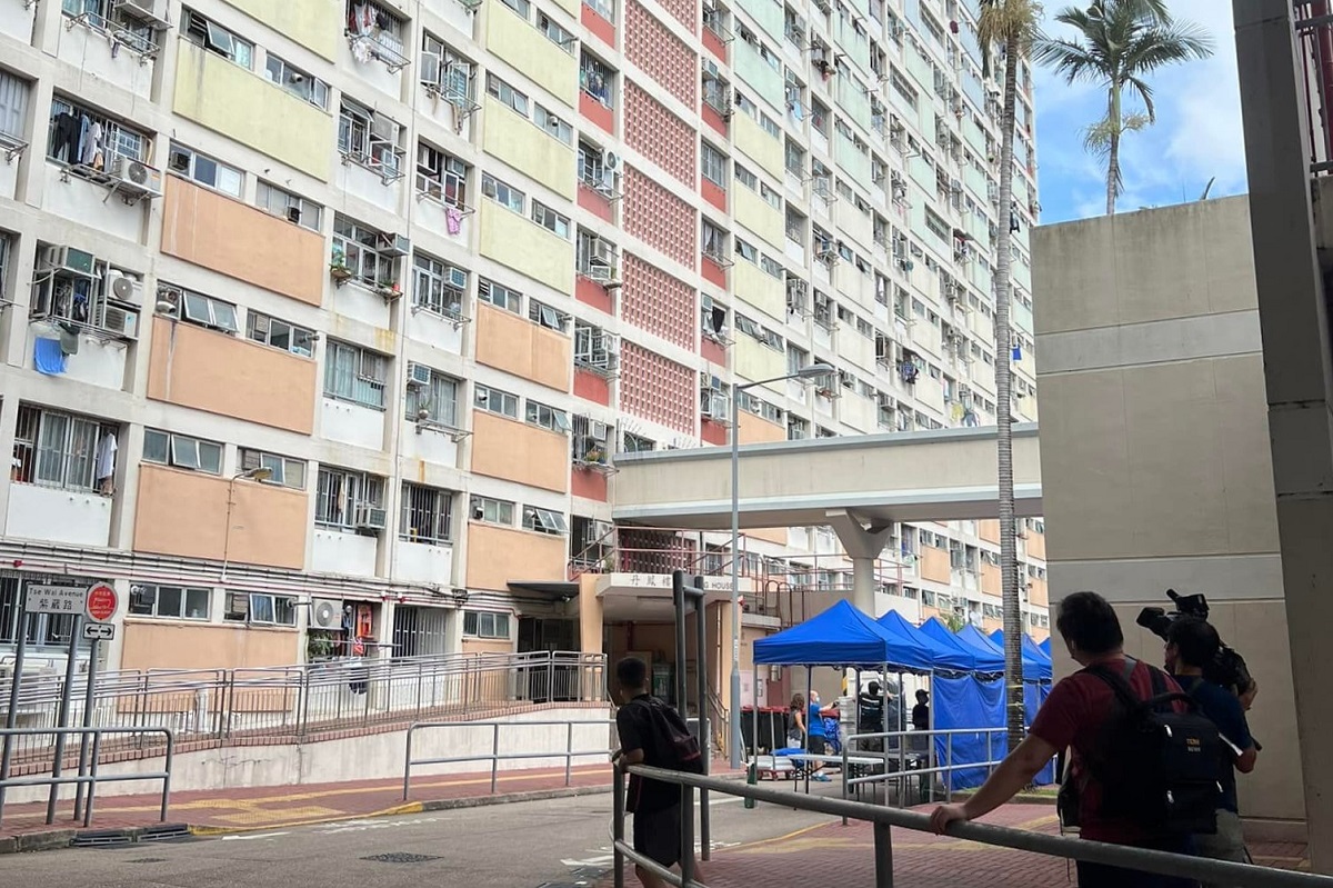 當局圍封彩虹邨丹鳳樓，要求範圍內居民強制檢測。(網民Chi NG@FB群組「Choi Hung Est 彩虹邨」)