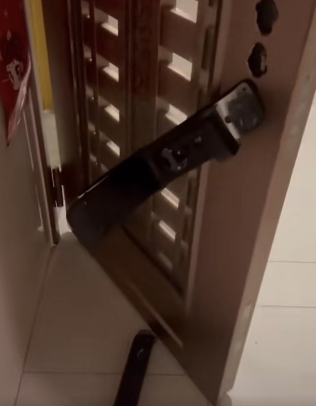 廣州防疫部門強行爆門入門消毒