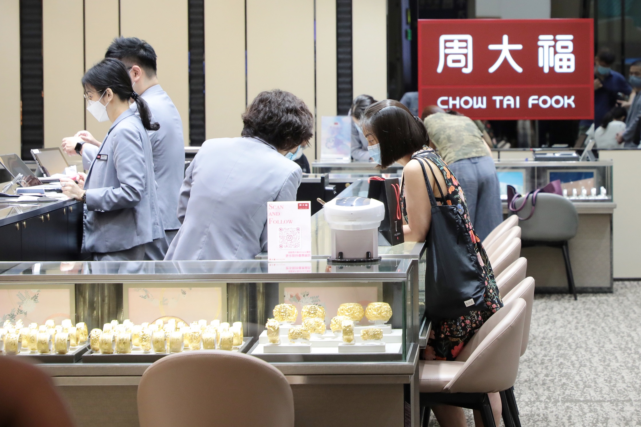 企業數據｜周大福上季零售值跌3.7% 港同店銷售升7.3%