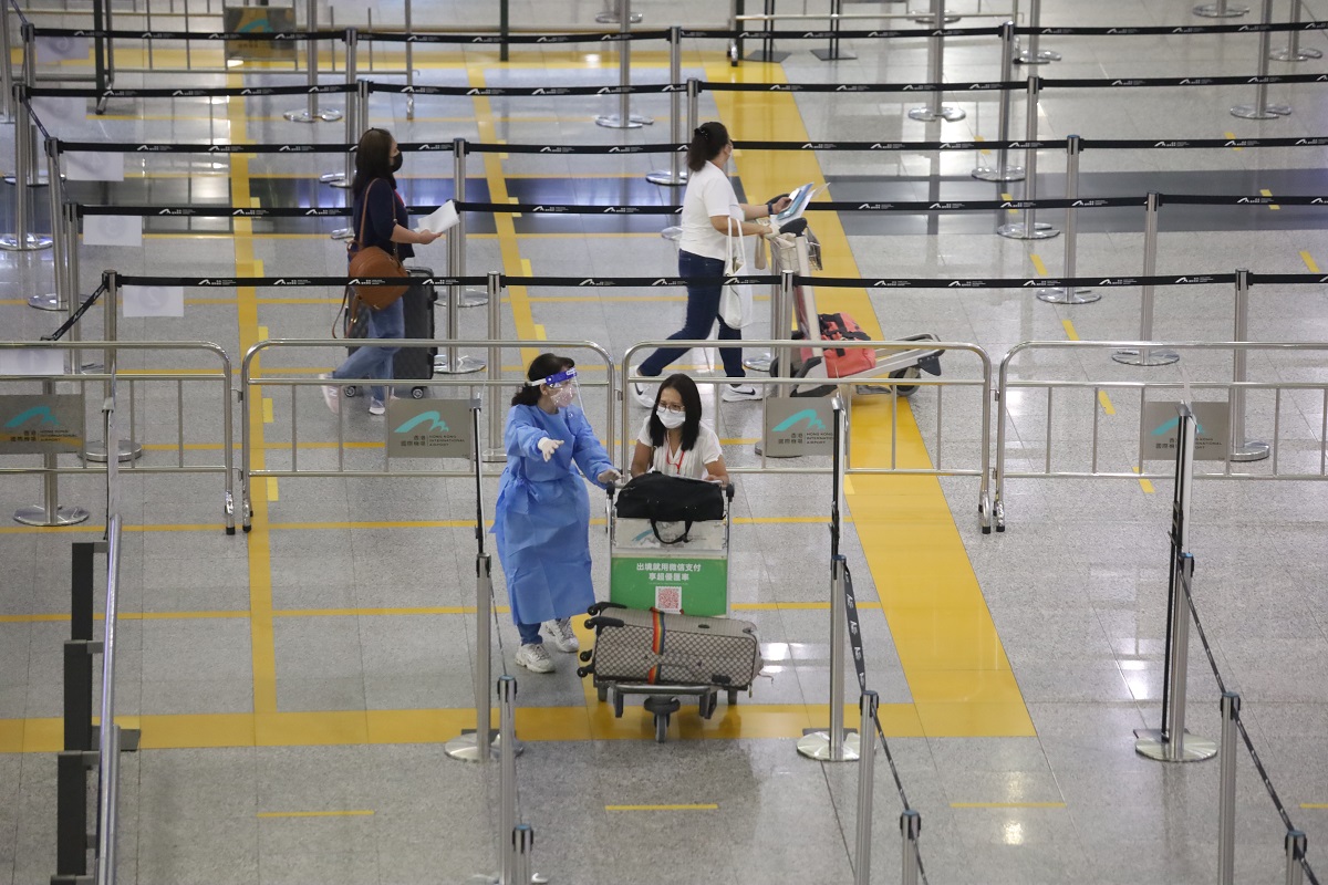 現時旅客須持有獲港府認可的新冠疫苗接種紀錄，方可從海外地區登機來港。(資料圖片／鍾式明攝)