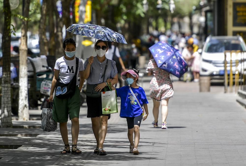 內地熱浪捲土重來，預計熱到月底。(中新社)
