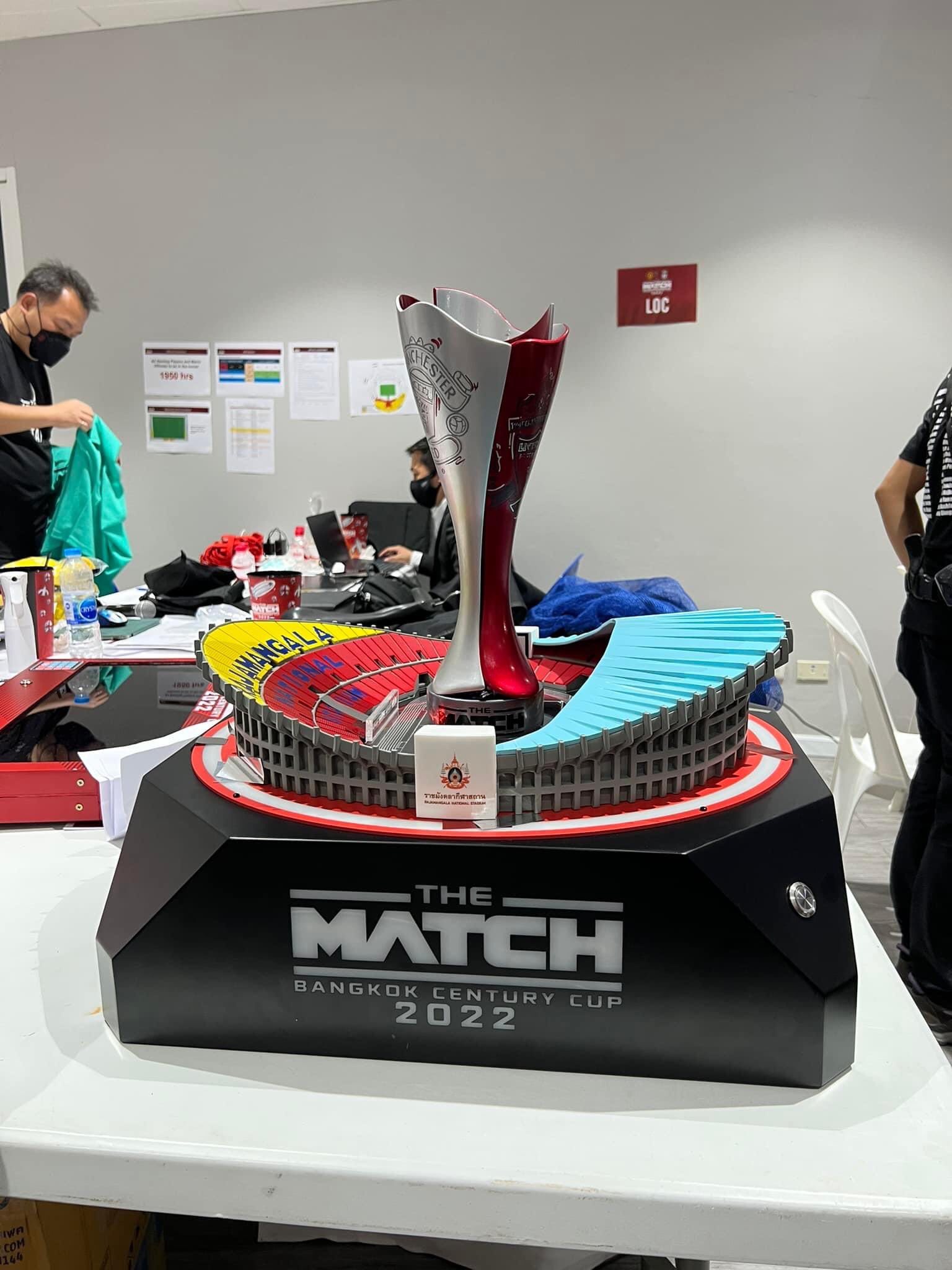 據報曼聯在泰國友賽後，將獎盃留在記者室。(Twitter圖片)