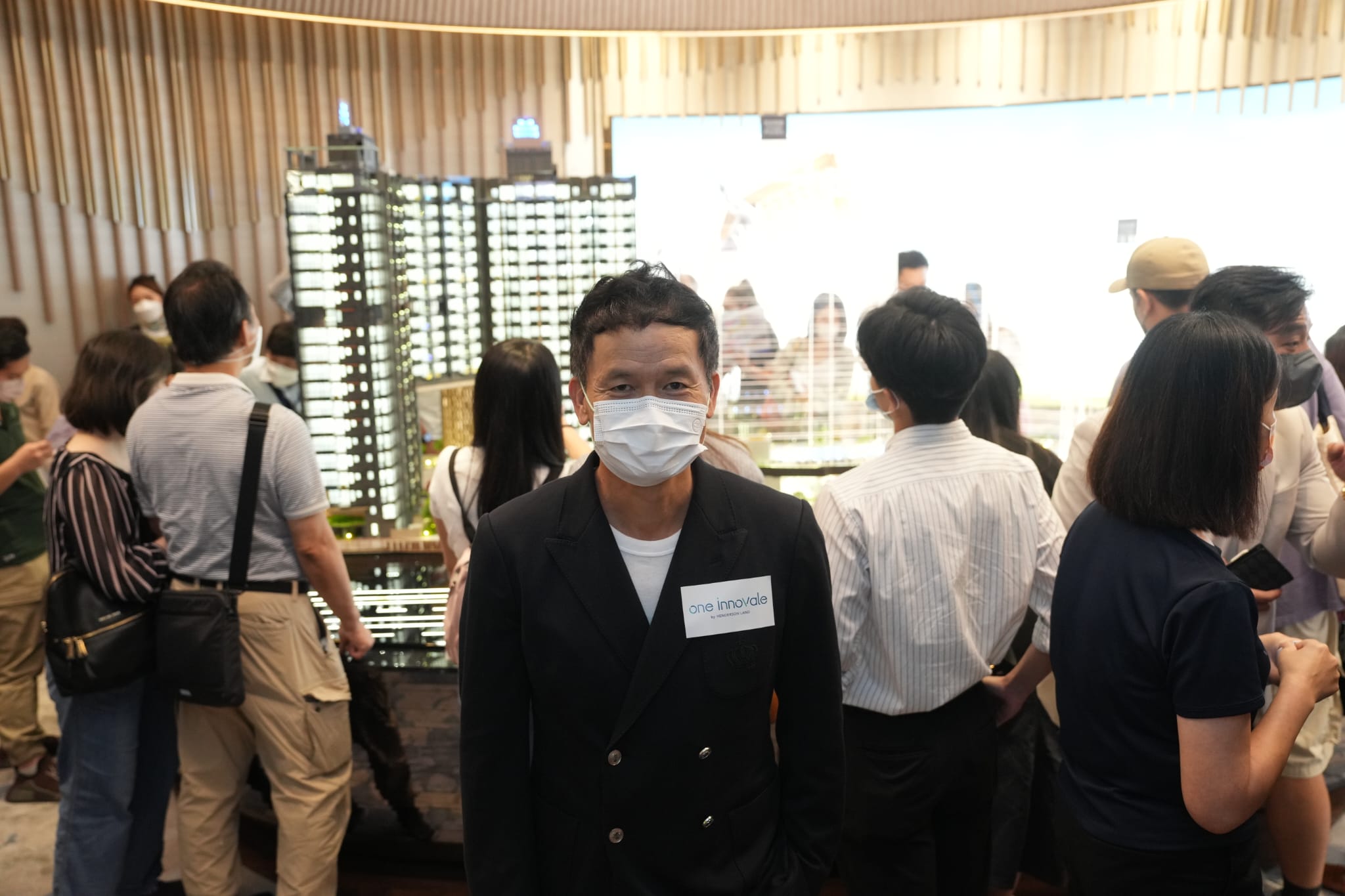 恒地林達民現身位於美麗華廣場1期ONE INNOVALE-Archway展銷廳，視察收票情況，並預告明日加推不少於123伙應市。(陳奕釗攝)