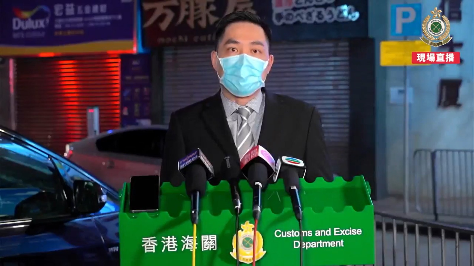 海關版權及商標調查科不良營商手法調查課第一組指揮官楊郁文。(海關直播截圖)