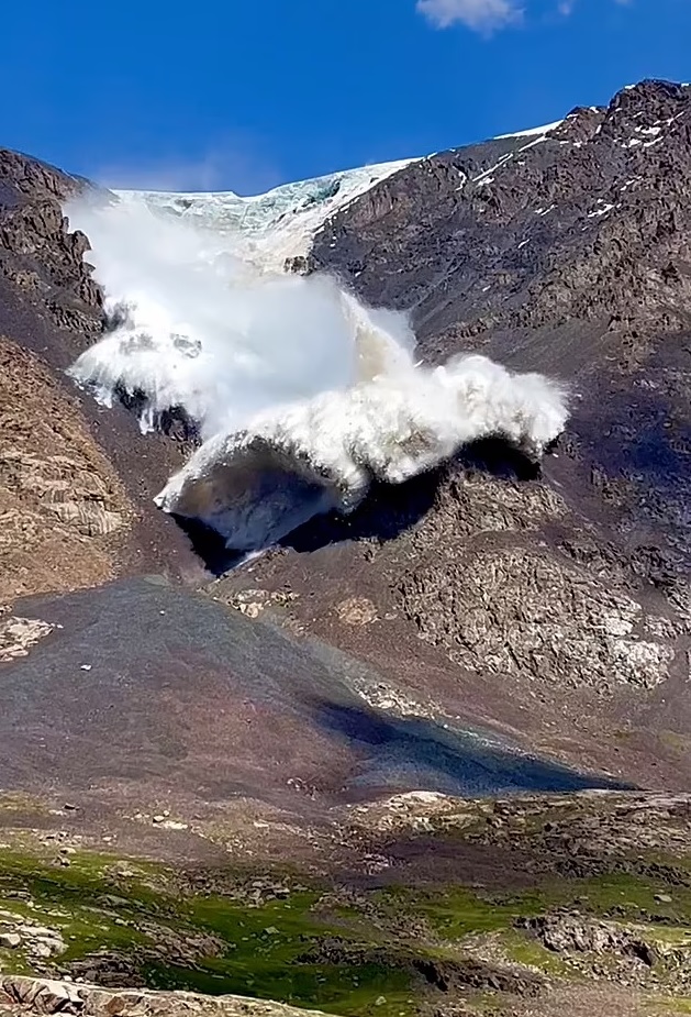 大幅冰層從山上塌下來。(互聯網)