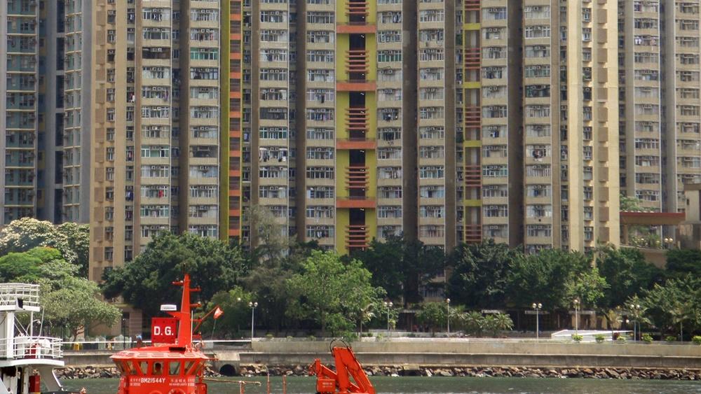 青衣居屋青雅苑月內連錄兩宗跌穿600萬元的三房成交，最新一宗為首置年輕夫婦以自由市場價550萬元入市高層三房戶上車。