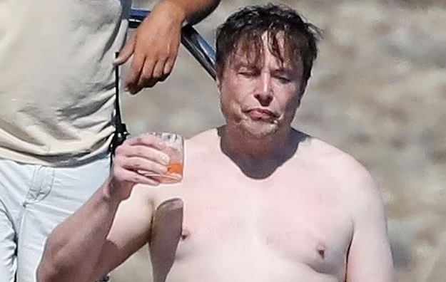 馬斯克早前被拍到赤膊遊船河，成為網上熱話。(互聯網)