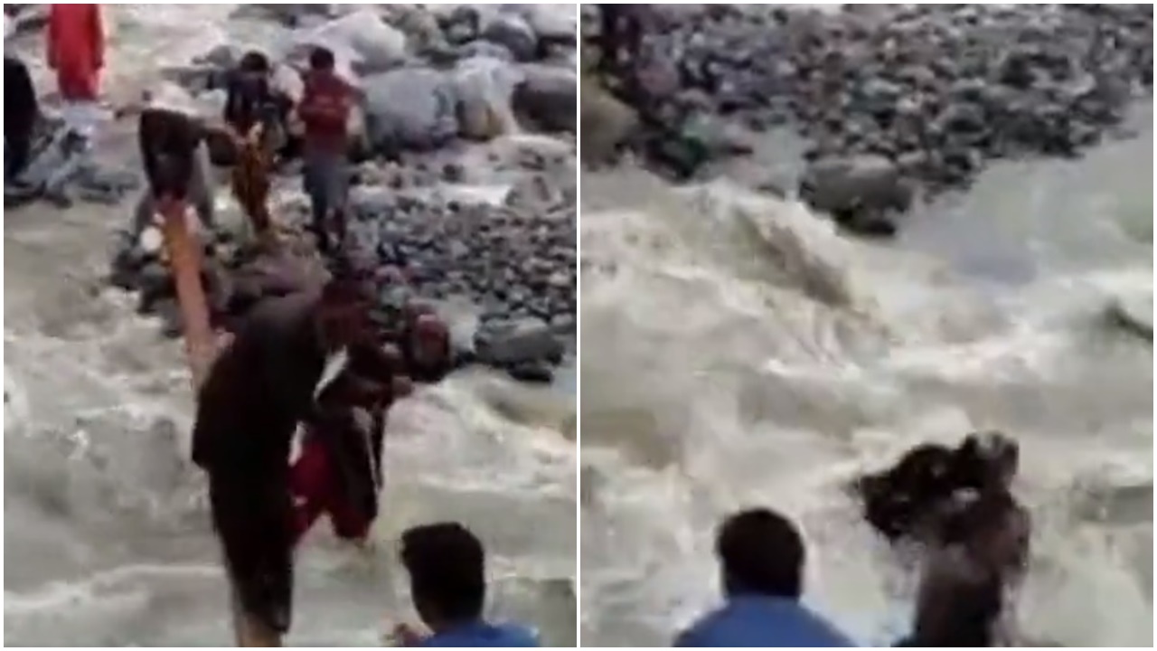 巴基斯坦水災，父拖女兒行獨木橋失足，一鬆手女兒瞬間被捲走。(Twitter)