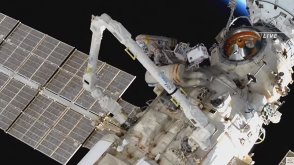 太空衣電池問題，國際太空站提前結束太空漫步任務。(YouTube)