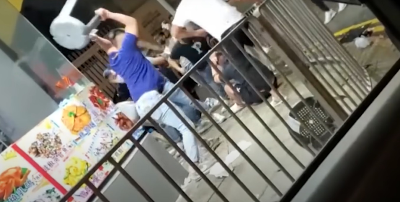 尖沙咀2男遭一群惡煞圍毆，有人更取起木棍及膠凳襲擊。(網片截圖)