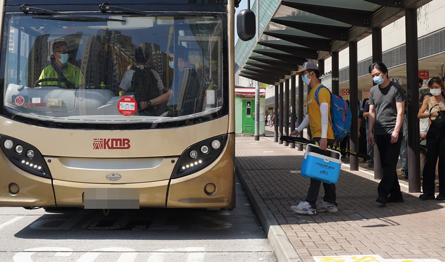九巴延續月票買三送一優惠，兼免費搭龍運。(資料圖片)