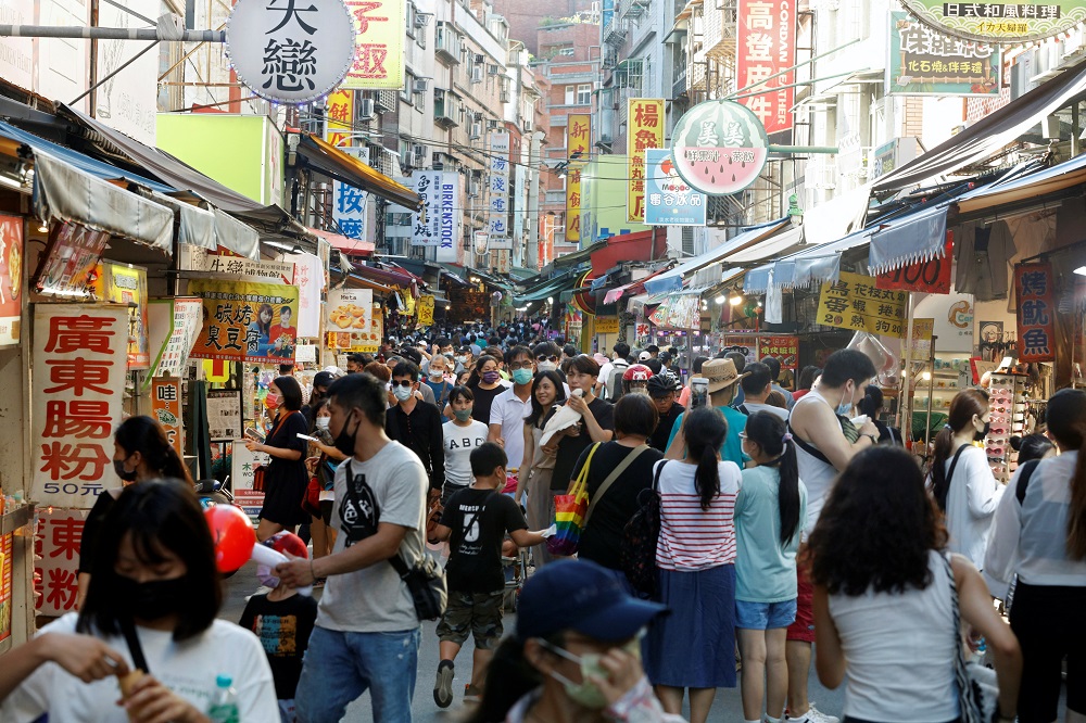 最新一份台灣問題白皮書承諾，和平統一後實行「一國兩制」，會充分尊重台灣人的社會制度和生活方式等。圖為新北淡水街頭。(路透社)