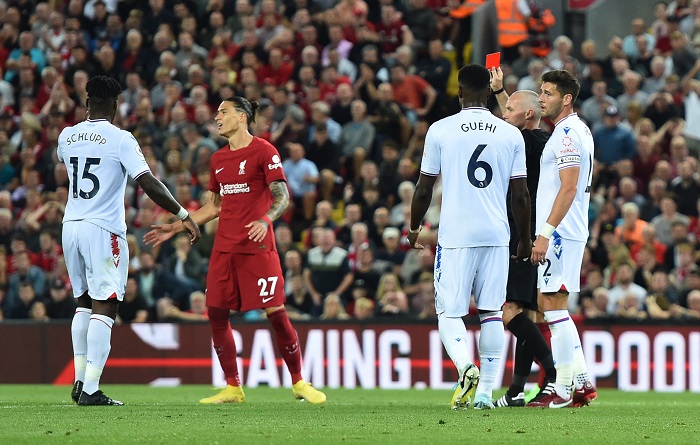 達雲紐尼斯的失控，令利物浦少打一人。(路透社)