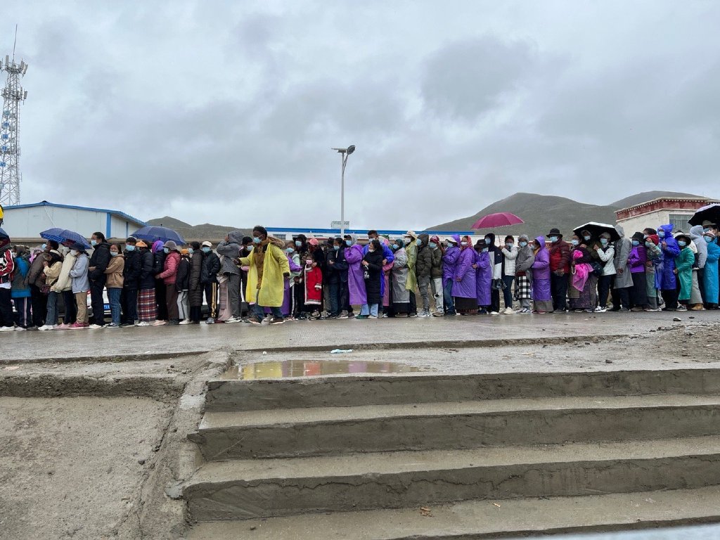 在西藏排隊做核酸的民眾沒有保持安全社交距離。(互聯網)