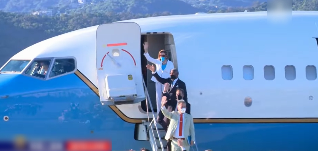 佩洛西登上專機離開台灣。(直播截圖)