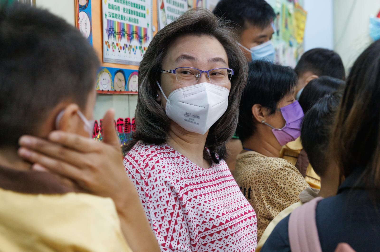公務員事務局長楊何蓓茵今日在視察兒童接種疫苗後表示，早上預約系統開放半小時內已有150個家長預約，反應踴躍。(蘇文傑攝)