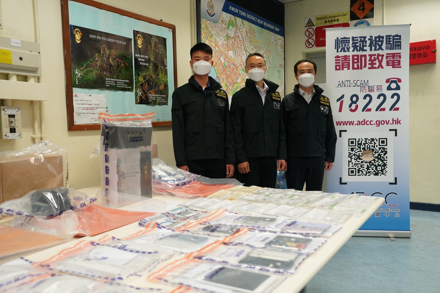 警方拘捕八男一女涉嫌串謀詐騙處理贓物。(陳奕釗攝)