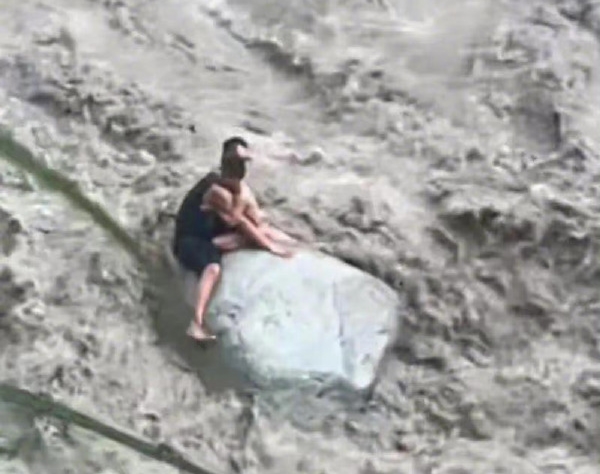 四川彭州山洪7死8傷，死者包括被困大石上的兒子。(互聯網)