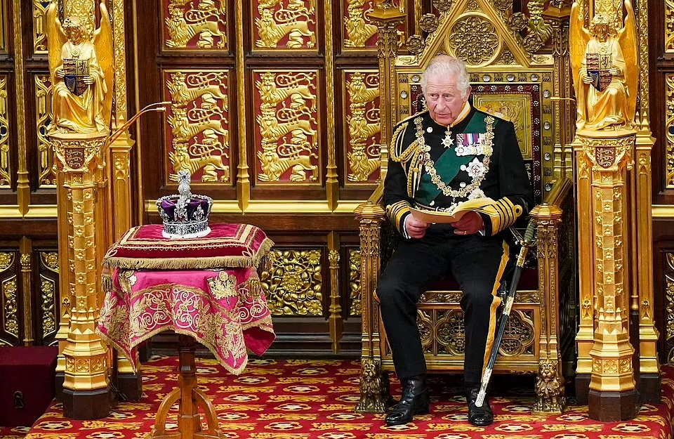 消息指，查理斯計劃縮小其加冕典禮規模。圖為他去年代女王主持國會新會期開幕典禮。(資料圖片)