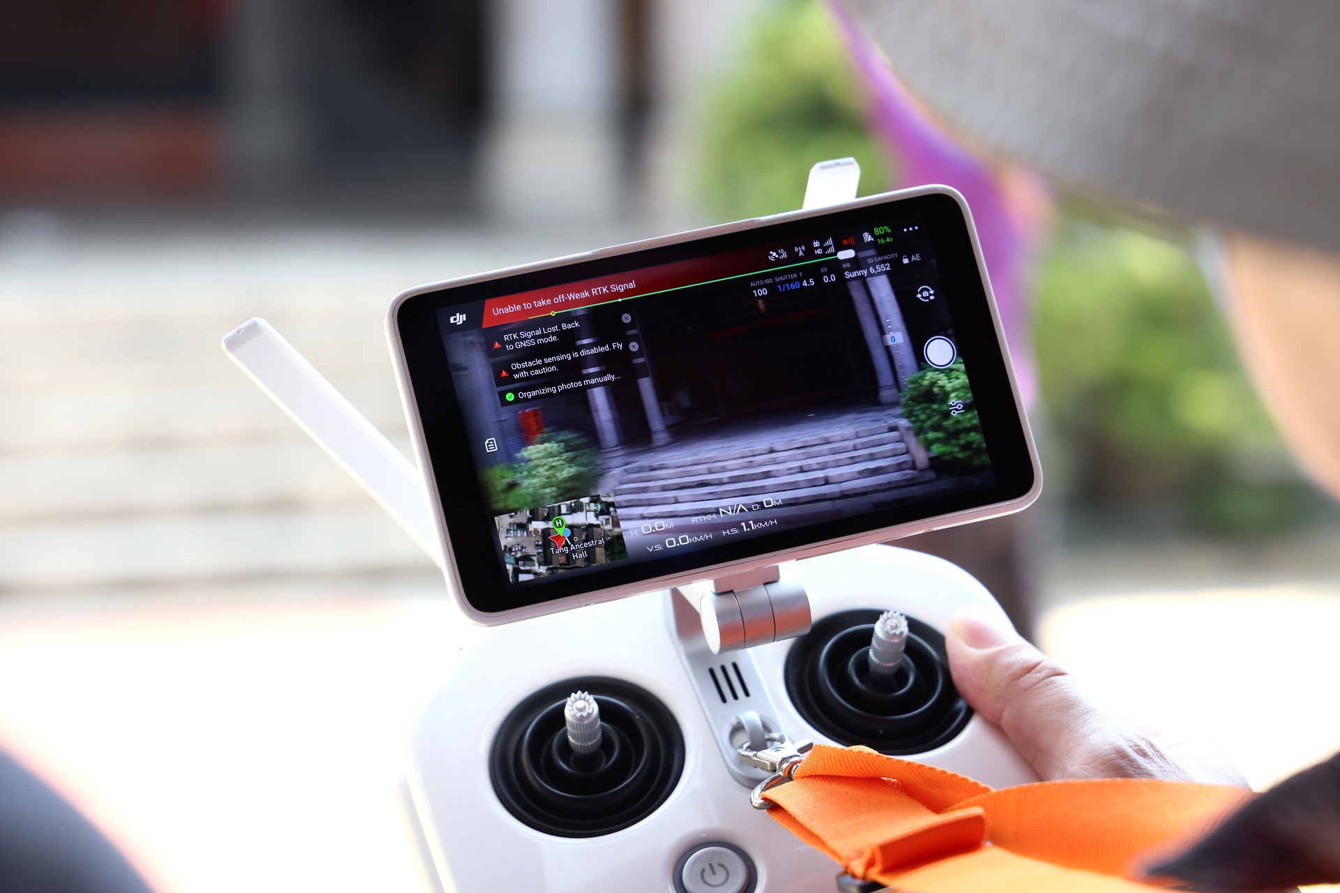 地政總署人員試驗使用攝影測量技術收集鄧氏宗祠的相關數據。