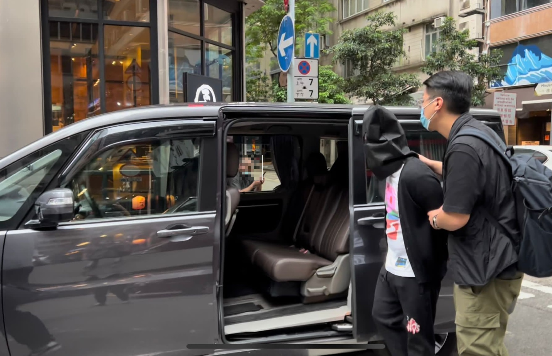 警方新界南打擊非法收數借貸，拘捕13男女年齡最細14歲。(警方圖片)