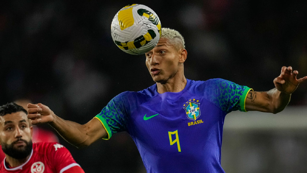 種族歧視停不了 李察利臣入波被掟蕉