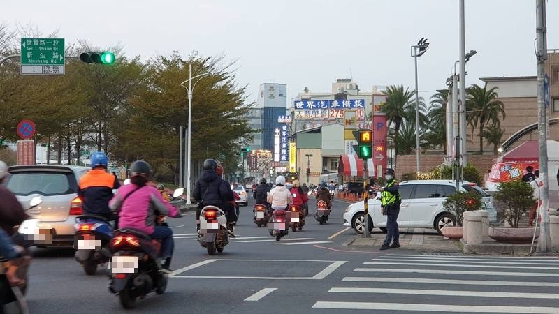 台灣有家長因為9歲女兒亂過馬路被罰款，在網上發文抱怨，認為警察應先勸喻。(互聯網)