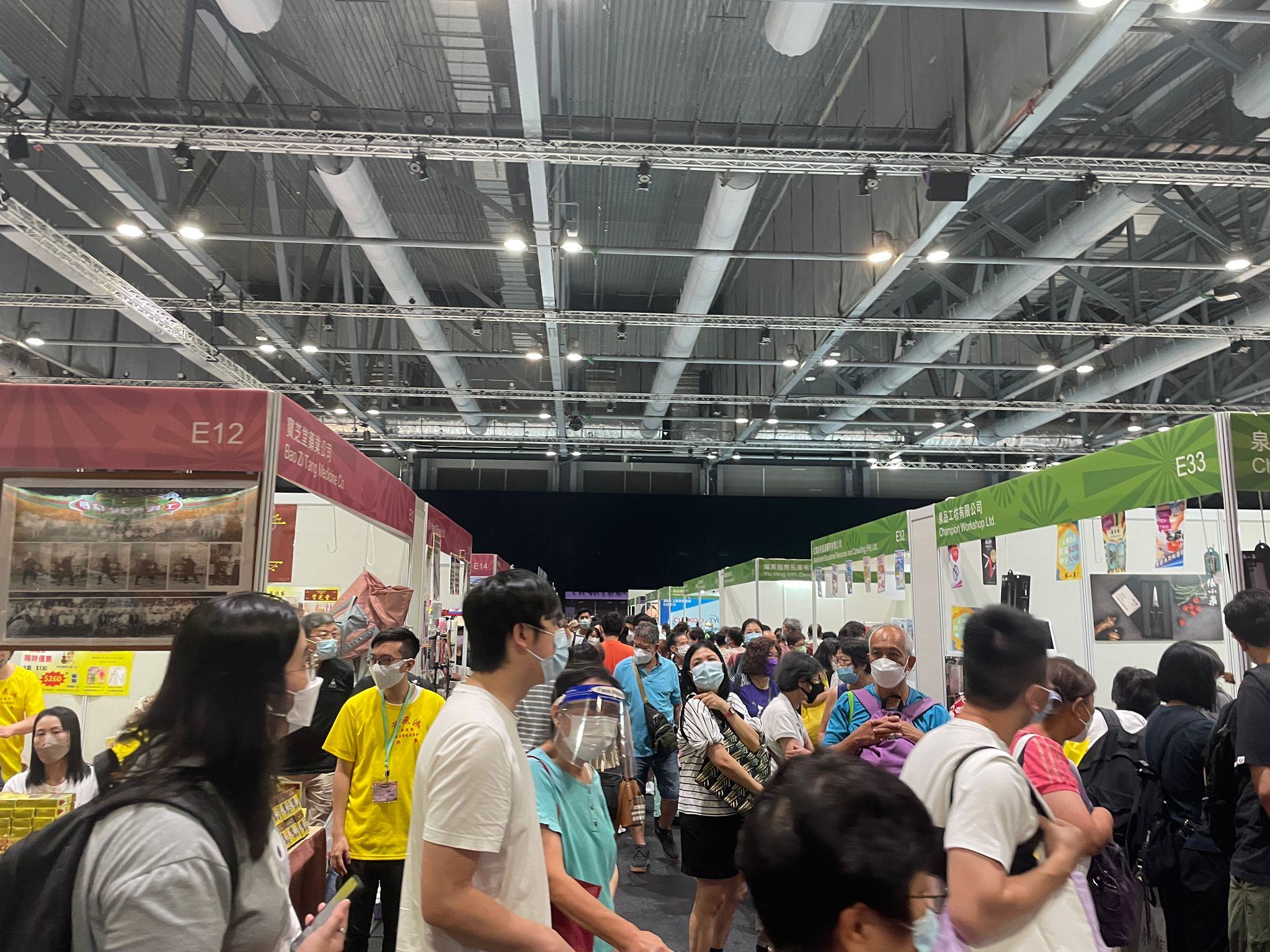 工展會購物節傍晚結束，展商割價促銷。