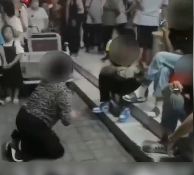 網上瘋傳老人為孫兒向幾名學生下跪。(互聯網)