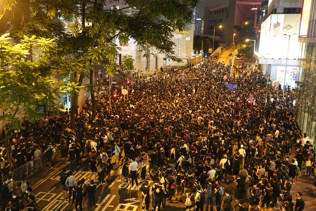 一批示威者於2019年6月26日晚上開始，包圍香港警察總部。(資料圖片／鍾式明攝)