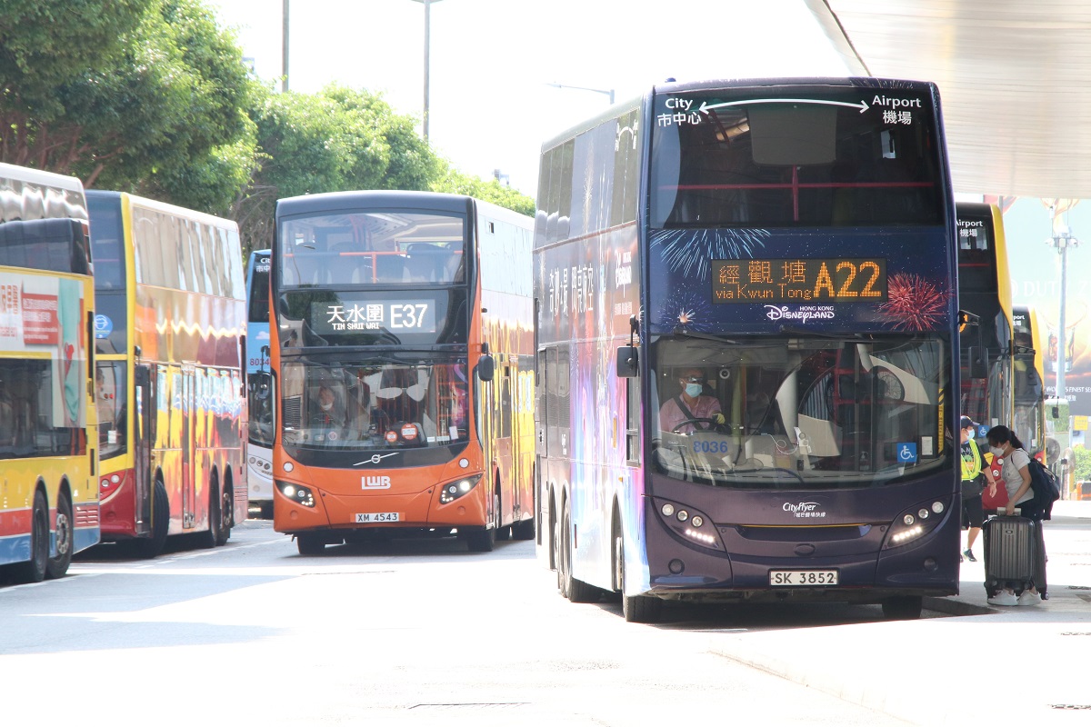 抵港旅客即日起可從機場搭機場巴士離開。(林俊源攝)